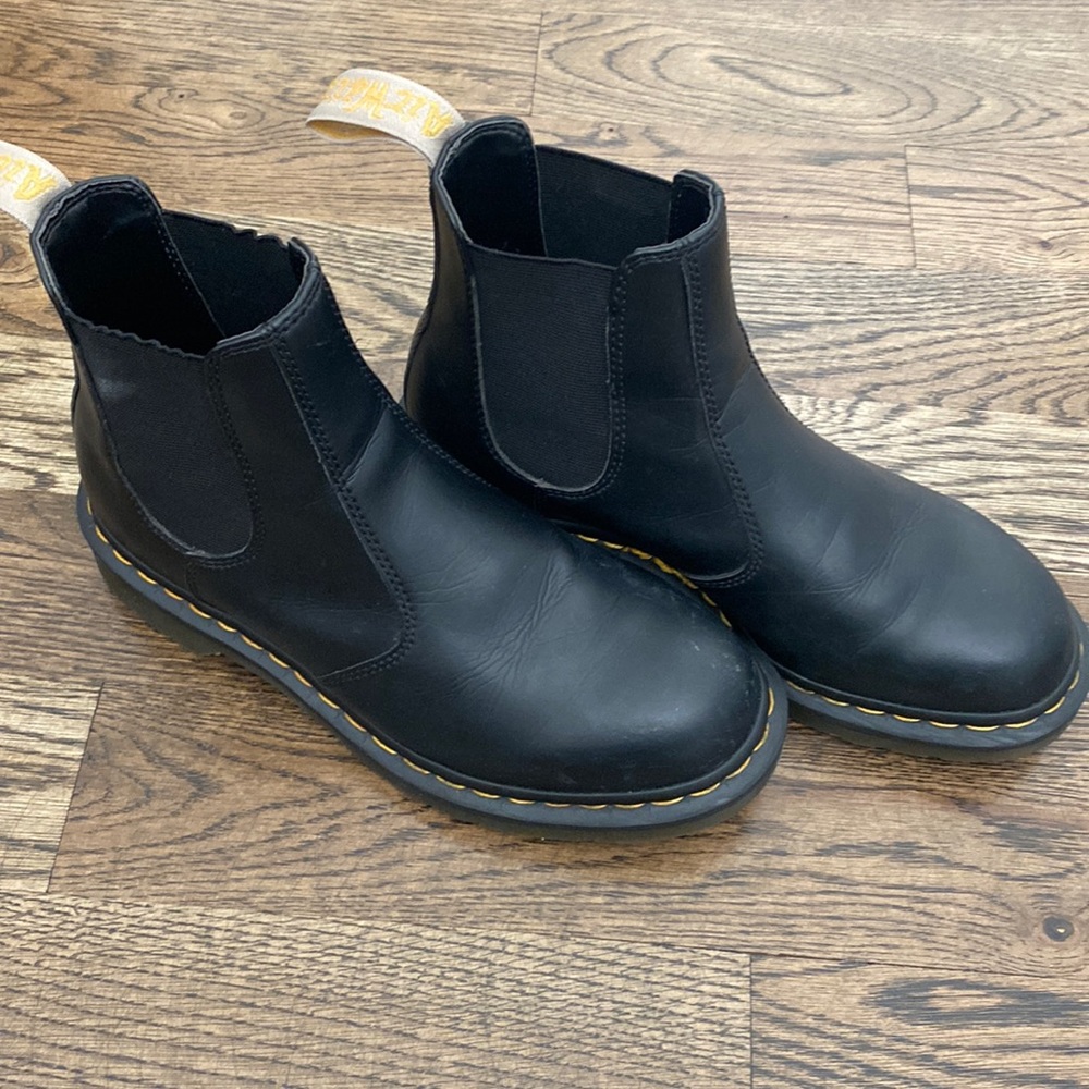 Dr Martens 2976 Vegan Leather Chelsea Boots Womens 9
